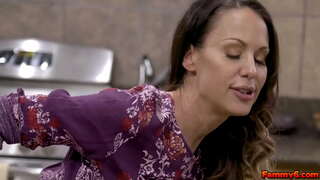 Hot brunette kvinne Mckenzie Lee får noen DNA fra den unge stud og gjør ham cum