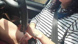 Prendendo un&#039;auto pubblica mentre giochi con la mia piccola figa