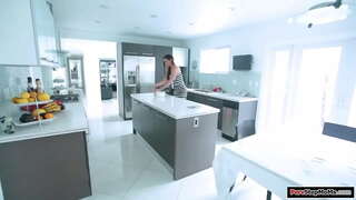 Majhne joške stepmom kuharji in njena obleka postane umazana.Ona se je izključeno, da jo očistite in stepson dobi boner.Ona mu daje handjob in bj in je zajebal