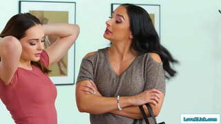 Busty matrigna e figliastra di avere una relazione segreta e il bambino, che si intrufola in milfs camera da letto e si baciano.Il latino cerchi lei e lei lecca la fica