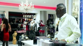 Geulis Rina Adjani meunang lingerie anyar di BBC Eddy Blackstone sex toko &amp;amp; ends nepi di hiji panas anal sidang jeung baseuh BJ, a kabayang dina burit nya &amp;amp; a creampie! Full Sintreuk &amp;amp; 1000s Leuwih di PrivateBlack.com!