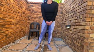 Lihav pealkirjad lits sise-ja välistingimustes pissing koostamist | märg ja räpane