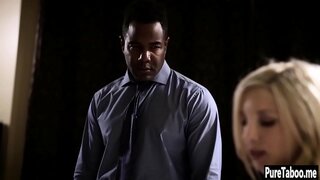 Сексуальная малышка сосет большой твердый чёрный член.