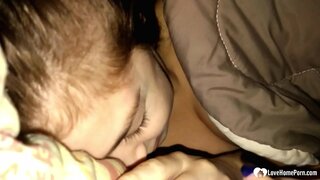 Dia bangun untuk anak tirinya menghisap kemaluannya, dan dia tidak akan mengadu.