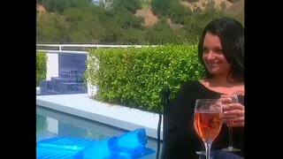 Warm getatoeëer skoonheid met kraai hare verlei dude mede-op die patio te kry groter afslag tydens die huis koop