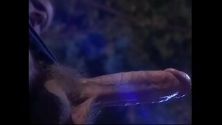 Busty черноволосая красотка меорад, ки такони аз як мухлиси ҳамчун ритуала ба ҷо овардани маросимҳои динӣ шайтонро