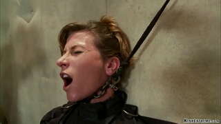 ���กปืนผมสีน้ำตาล MILF ทาส Ariel X คือติดอยู่บน illuminating โต๊ะแล้วล่ามโซ่ได้ anal แย่กับ dildo บอยู่ในกำมือของอาจารย์รับเถอะน่านายปวดท้องอยู่