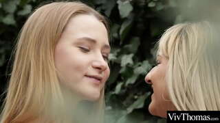 Cinsi dost yeniyetmə лижут bir-birinə yaş pussy