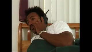 Sexy svart kvinne med rødt hår og store pupper gir BJ så får fitta hennes er fylt med svart kuk innendørs